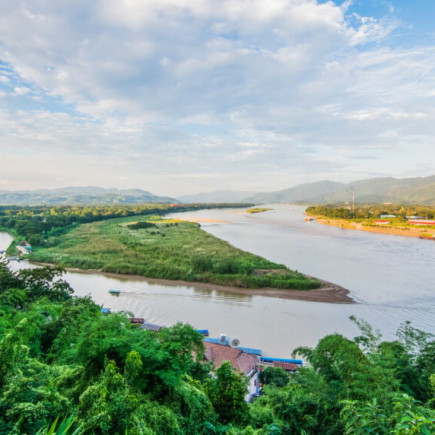 Triángulo de Oro Chiang Saen + Wat Phra That Phu Khao + Aldea de las Tribus Aka y Yao + Aguas Termales de Mae Kachan + Templo Blanco