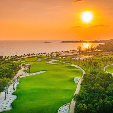 GOLF EN EL CAMPO DE GOLF ESCHURI VUNG BAU