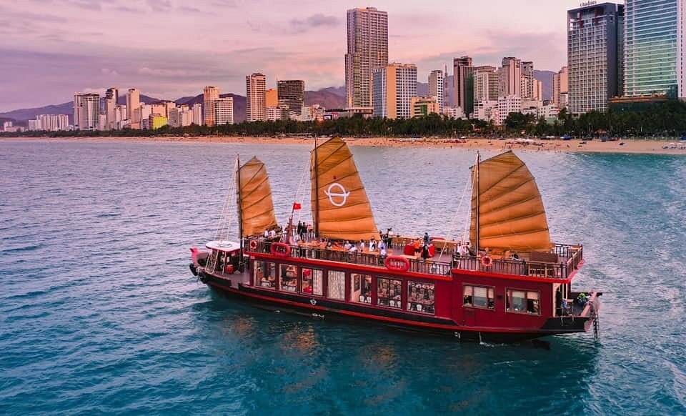 NHATRANG_DISCOVERY_WITH_THE_EMPEROR_CRUISE.jpg (113 KB)